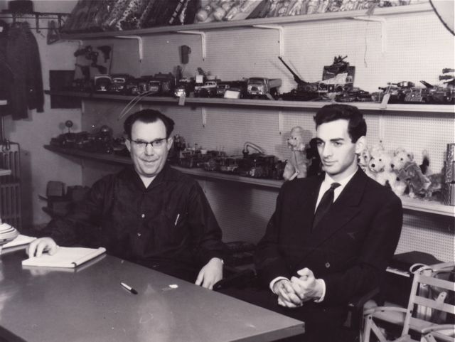 Omer had bij Madame Tussaud een persoonlijke marketingassistent besteld. Niet dat hij daar nood aan had, het ging hem om het idee van gezelschap.